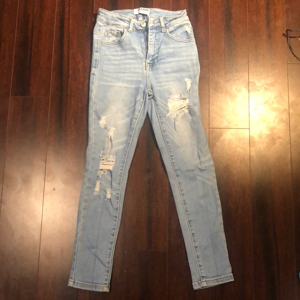 Light wash blue ripped skinny jeans